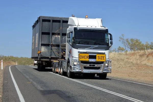 Oversize heavy vehicle pilots transport in Kimberley Western Aus — Stock Photo, Image