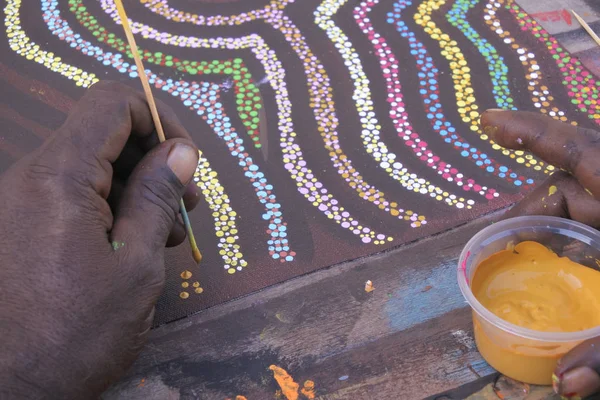 Aboriginal artist dot målning i Derby Kimberley västra Austra — Stockfoto
