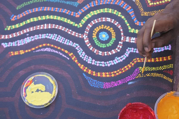 Derby Kimberley Western Austra'da Aborijin sanatçı nokta boyama — Stok fotoğraf