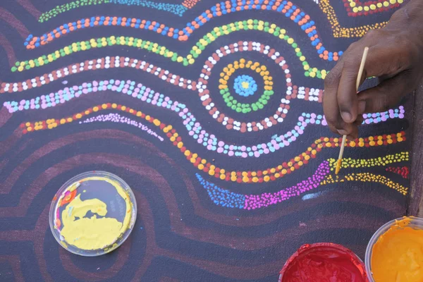 Aboriginal artist dot målning i Derby Kimberley västra Austra — Stockfoto