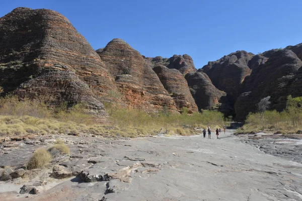 Persone irriconoscibili escursioni a Bungle Bungle Range landform in — Foto Stock