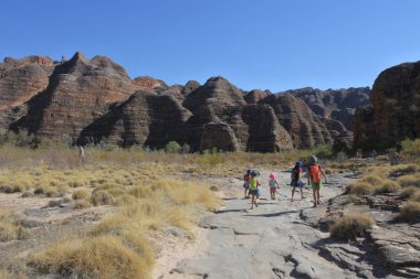 Kimberl Purnululu Milli Parkı'nda yürüyüş Avustralyalı çocuklar
