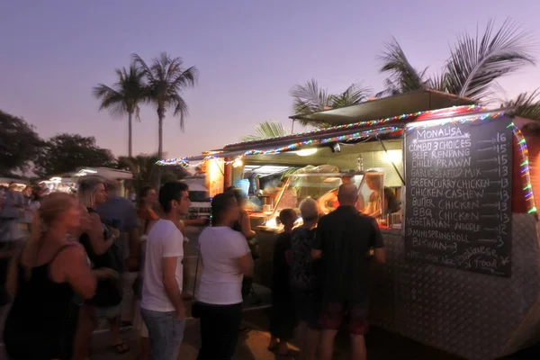 Les Australiens achètent de la nourriture dans un camion alimentaire à Broome Kimberley — Photo