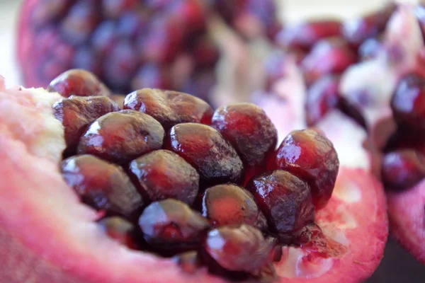 Grenade ouverte avec des graines rouges sur le Nouvel An juif Rosh Hash — Photo