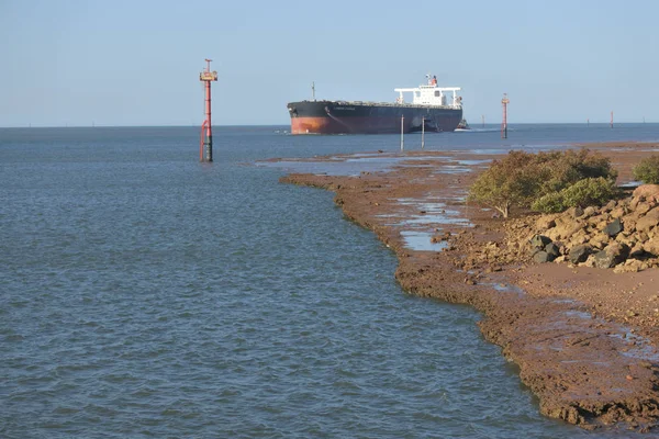 Handelsschiff fährt in Hafen ein Hecke pilbara Hafenbehörde Westen — Stockfoto