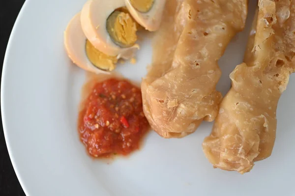 Por Encima Vista Jachnun Jahnun Huevo Hervido Zhug Una Pastelería — Foto de Stock