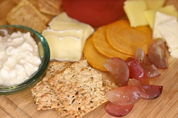 Selectie Van Kaas Crackers Fruit Een Houten Kaasplankje — Stockfoto