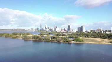 Kuğu Nehri 'nin üzerinden Perth City finans merkezine doğru uçuyor. Perth Batı Avustralya 'nın başkentidir.
