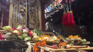 Ubud Bali Endonezya 'da bir tapınakta Balili Hindu adakları.