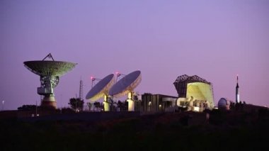 Carnarvon Batı Avustralya 'daki OTC NASA Uydu Dünya İstasyonu 1964 yılında NASA uzay görevlerini Gemini, Apollo ve Skylab programlarına izleme istasyonu olarak desteklemek için inşa edildi..