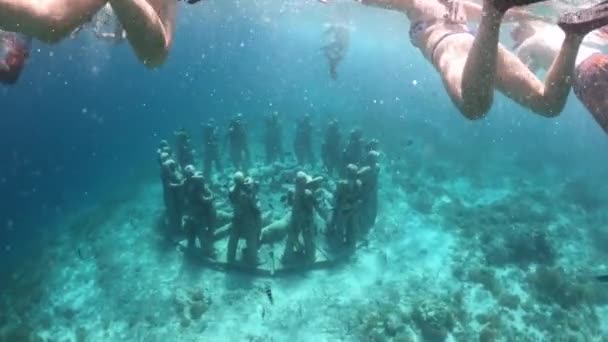 Turisti Che Fanno Snorkeling Apnea Cerchio Figure Grandezza Naturale Che — Video Stock