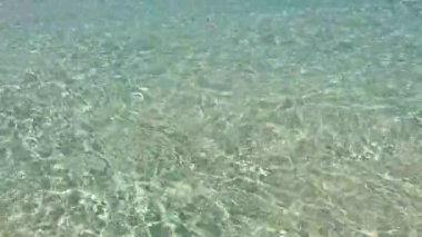 Güney Batı Avustralya 'daki Esperance' da şeffaf berrak deniz suyunun yavaş hareketi