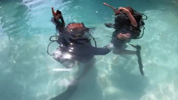 Mädchen Macht Ihre Erste Tauchstunde Einem Schwimmbad — Stockvideo