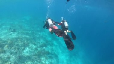 Bali ve Lombok Adaları yakınlarındaki dünyaca ünlü bir dalış yeri olan Gili Adaları 'nda dalış kursuna giden çocuk..