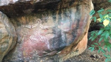 Avustralya 'nın kuzeyindeki Kakadu Ulusal Parkı' ndaki Burrungkuy Nourlangie rock sanat sahasında Aborjin Rock Resimleri