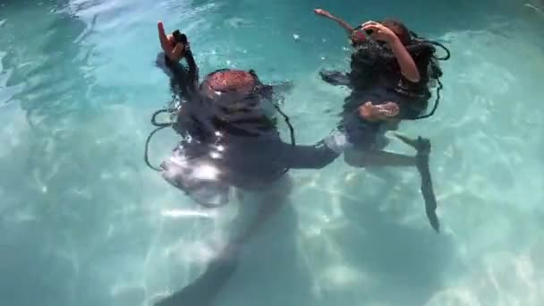 Barn Flicka Gör Sin Första Lektion Dykning Kurs Swimmingpool — Stockvideo