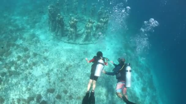 在印度尼西亚巴厘岛和伦博克岛附近享誉世界的吉里群岛参加潜水潜水课程的小女孩 — 图库视频影像