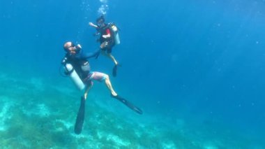 Bali ve Lombok Adaları yakınlarındaki dünyaca ünlü bir dalış yeri olan Gili Adaları 'nda dalış kursuna giden çocuk..