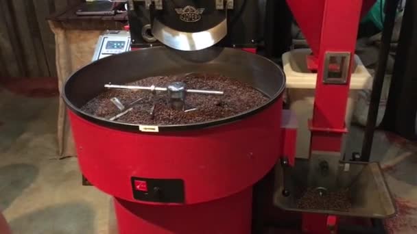 Perth Ene 2020 Trabajador Fábrica Que Trabaja Máquina Tostado Café — Vídeos de Stock