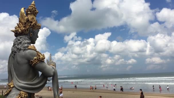 Bali Aug 2019 Ινδονησιακό Άγαλμα Στην Παραλία Seminyak Seminyak Είναι — Αρχείο Βίντεο