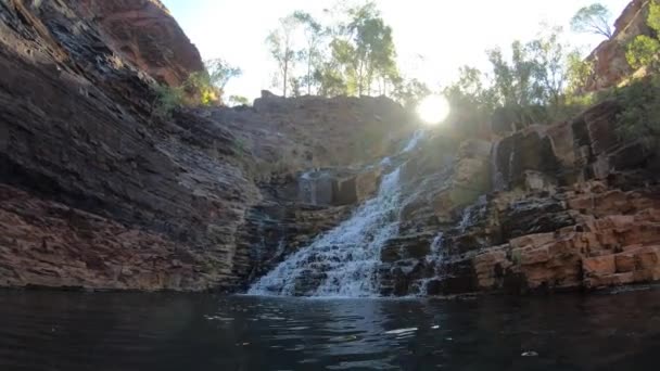 Landschaft Blick Auf Einen Natürlichen Wasserfall Und Einen Pool Pilbara — Stockvideo