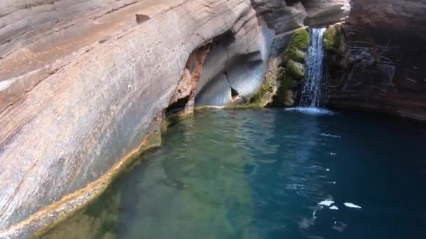 Θέα Τοπίου Ενός Φυσικού Καταρράκτη Και Μια Πισίνα Στην Pilbara — Αρχείο Βίντεο