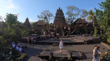 Ubud Bali Endonezya 'daki Ubud Su Sarayına (Pura Taman Saraswati) gelen ziyaretçiler. Hava görünümü zaman aşımı