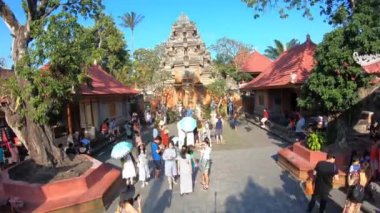 Ubud Sarayı 'nın ziyaretçileri Bali Endonezya hava manzarası zaman aşımına uğradı. Puri Saren Agung Ubud kraliyet ailesinin sarayıdır ve Ubud' un en önemli simgelerinden biridir..