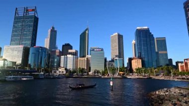 Elizabeth Quay 'den gün batımında Perth Central İş Bölgesi' ne. Perth, Avustralya 'nın Batı Avustralya eyaletinin başkenti ve en büyük şehridir.
