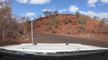 Batı Avustralya 'daki Karijini Ulusal Parkı Pilbara' da araba süren bir arabanın POV (bakış açısı).