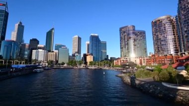 Perth Finans Merkezi, Elizabeth Quedestrian Köprüsü manzaralı. Perth, Avustralya 'nın Batı Avustralya eyaletinin başkenti ve en büyük şehridir.