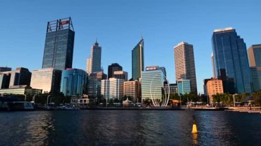 Elizabeth Quay 'den gün batımında Perth Central İş Bölgesi' ne. Perth, Avustralya 'nın Batı Avustralya eyaletinin başkenti ve en büyük şehridir.