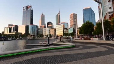 Perth finans bölgesi geceleri Elizabeth Quay 'den görülür. Perth, Batı Avustralya' nın başkenti ve dünyanın en izole başkentidir.. 