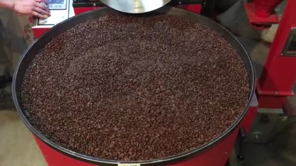 工場でのコーヒー豆焙煎のスローモーションコーヒー焙煎機 — ストック動画