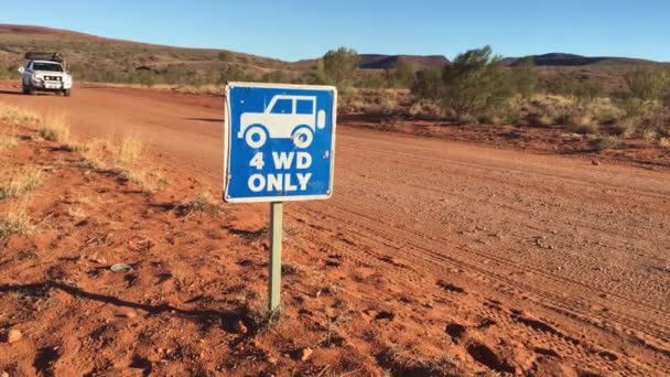4輪駆動車は 中央オーストラリアのアウトバックで4 Wd唯一の道路上で運転 — ストック動画