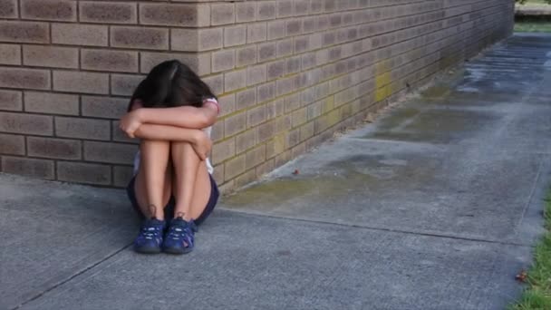 Triste Jeune Fille Ans Pleurant Dans Coin Bâtiment Toilettes Féminin — Video