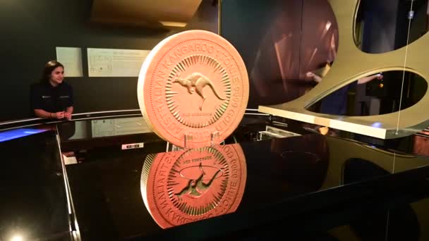 Perth Oct 2019年11月14日 世界上最大 最重的金币 由珀斯铸币局西澳大利亚分公司制造 一吨重的金币纯度为99 尺寸为80Cm 13Cm — 图库视频影像