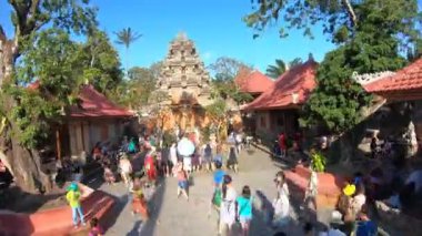 BALI - 10 AUG 2019: Ubud Sarayı 'nı ziyaret edenler Bali Endonezya hava görüşü zaman aşımına uğradı. Puri Saren Agung Ubud kraliyet ailesinin sarayıdır ve Ubud kraliyet ailesinin en önemli simgelerinden biridir..