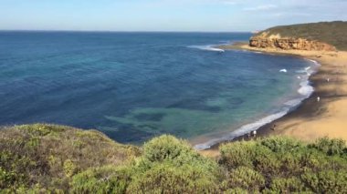 Victoria, Avustralya 'da Torquay yakınlarındaki hava manzaralı çan plajı..