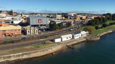 DEVONPORT, TAS - MAR 22 2019: Mersey Nehri ve Devonport şehri Tazmanya Avustralya 'nın hava manzarası Bass Boğazı boyunca seyahat eden ziyaretçiler için önemli bir giriş noktası.