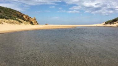 Victoria Avustralya 'da Loren yakınlarındaki Aireys körfezi boyunca kumlu sahilde yürüyen turist çift.