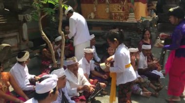 UBUD, BALI - 10 AUG 2019: Balili aile, Endonezya 'nın Ubud Bali kentindeki bir aile tapınağında Galungan Kuningan bayramını kutluyor.