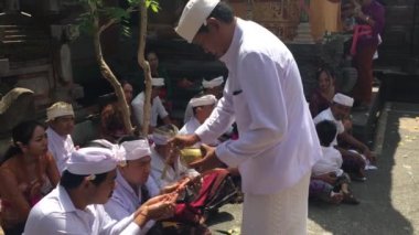 UBUD, BALI - 10 AUG 2019: Balili aile, Endonezya 'nın Ubud Bali kentindeki bir aile tapınağında Galungan Kuningan bayramını kutluyor.