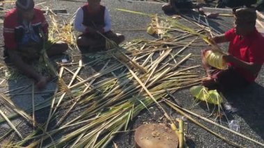 BALI - 15 AUG 2019: Geleneksel Bali Penjor bambu direğini hazırlayan Balili erkekler Galungan Kuningan tatillerinde Bali Endonezya 'da bir tapınakta süslendiler
