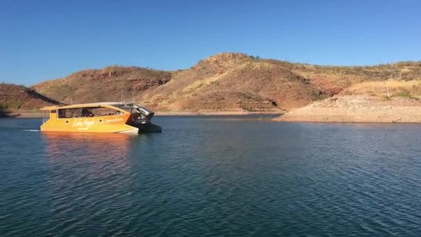 Kununurra Sep 2019 Barco Turístico Navegando Lago Argyles Embalse Agua — Vídeos de Stock