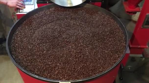 Zeitlupe Der Kaffeebohnen Röstung Der Kaffeeröster Maschine — Stockvideo