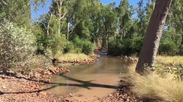 4Wd Auto Kruising Waterstroom Kimberley West Australië Kimberley Een Uitgestrekt — Stockvideo