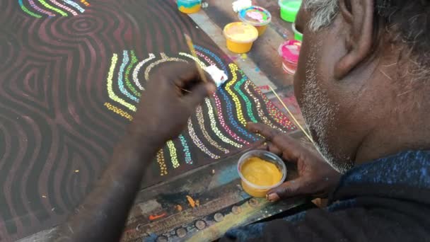 Artista Aborígine Pintando Ponto Antes Que Arte Indígena Australiana Fosse — Vídeo de Stock