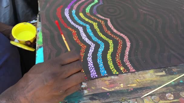 Aboriginal Artist Dot Målning Innan Urfolk Australiensisk Konst Någonsin Sattes — Stockvideo