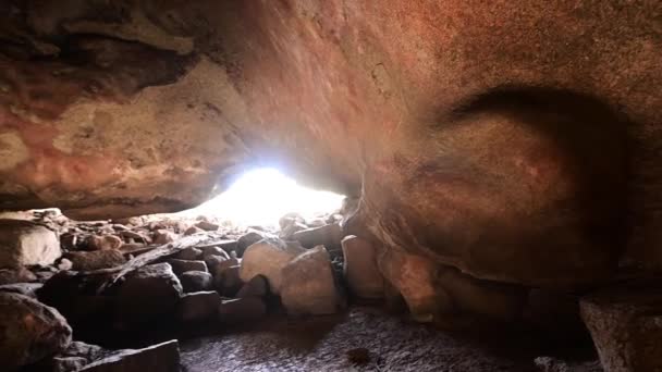 Lukisan Batu Asli Australia Aborigin Kuno Gua Mulkas Dekat Hyden — Stok Video